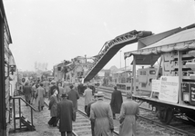 846789 Afbeelding van een machine met transportbanden voor de vernieuwing van de bovenbouw van het spoor op de ...